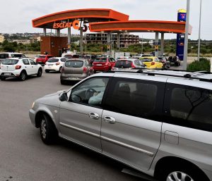 Colas coches en gasolinera