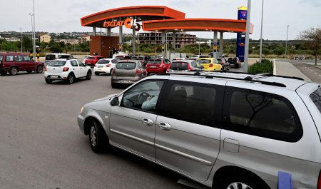 Colas coches en gasolinera