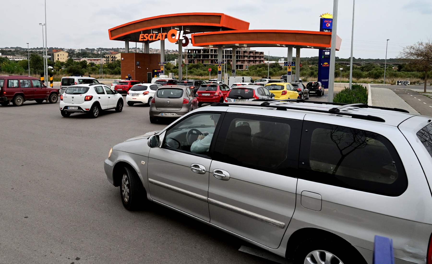 Colas coches en gasolinera
