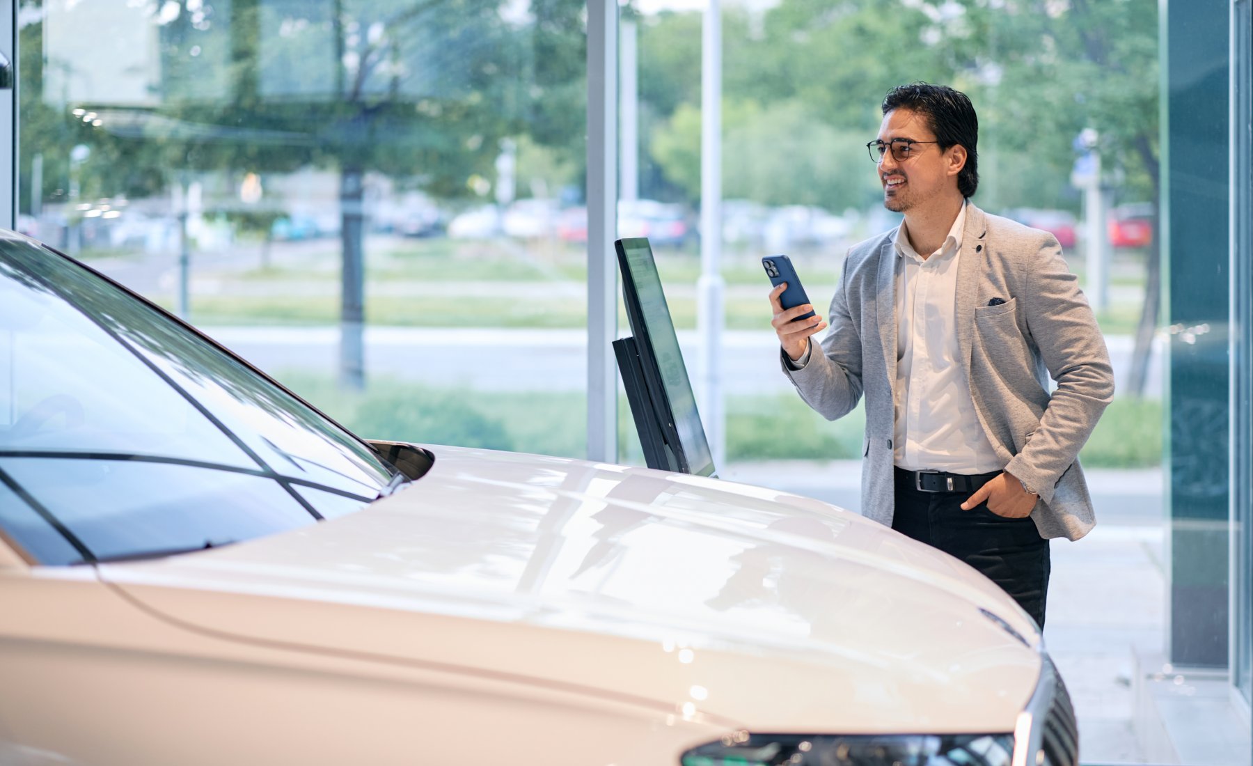 Comprador en concesionario de automóviles
