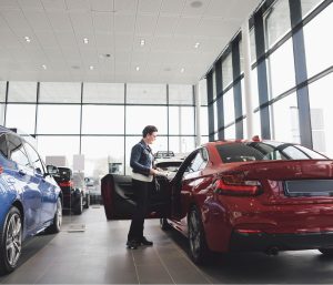 Compradora en el concesionario de coches