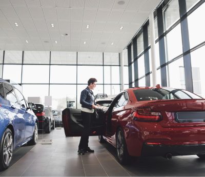 Compradora en el concesionario de coches