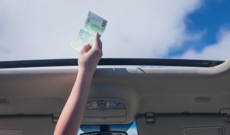 Dinero 100 euros conducir