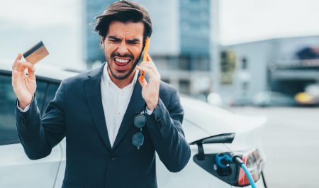 Enfado carga coche eléctrico