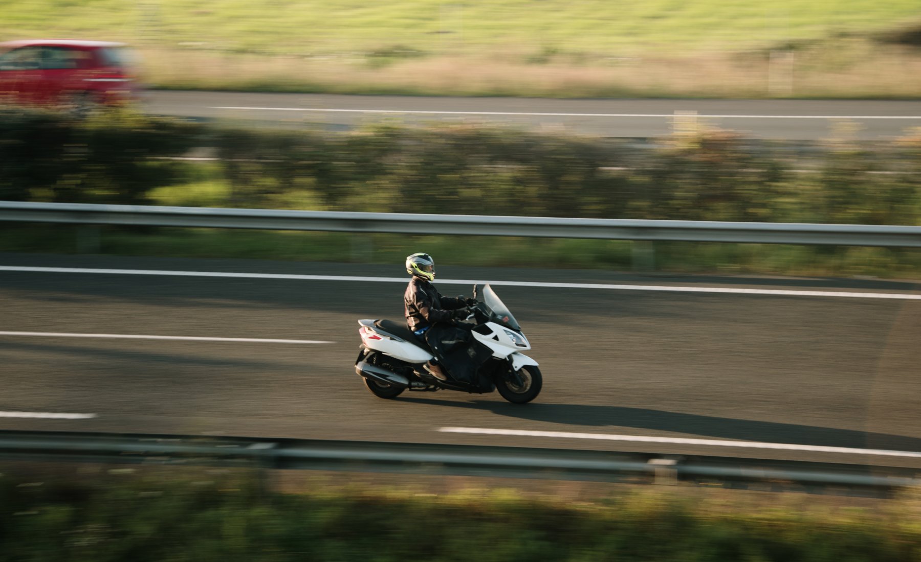 scooter en la carretera