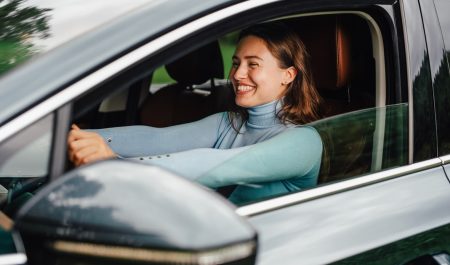 Feliz conduciendo coche nuevo