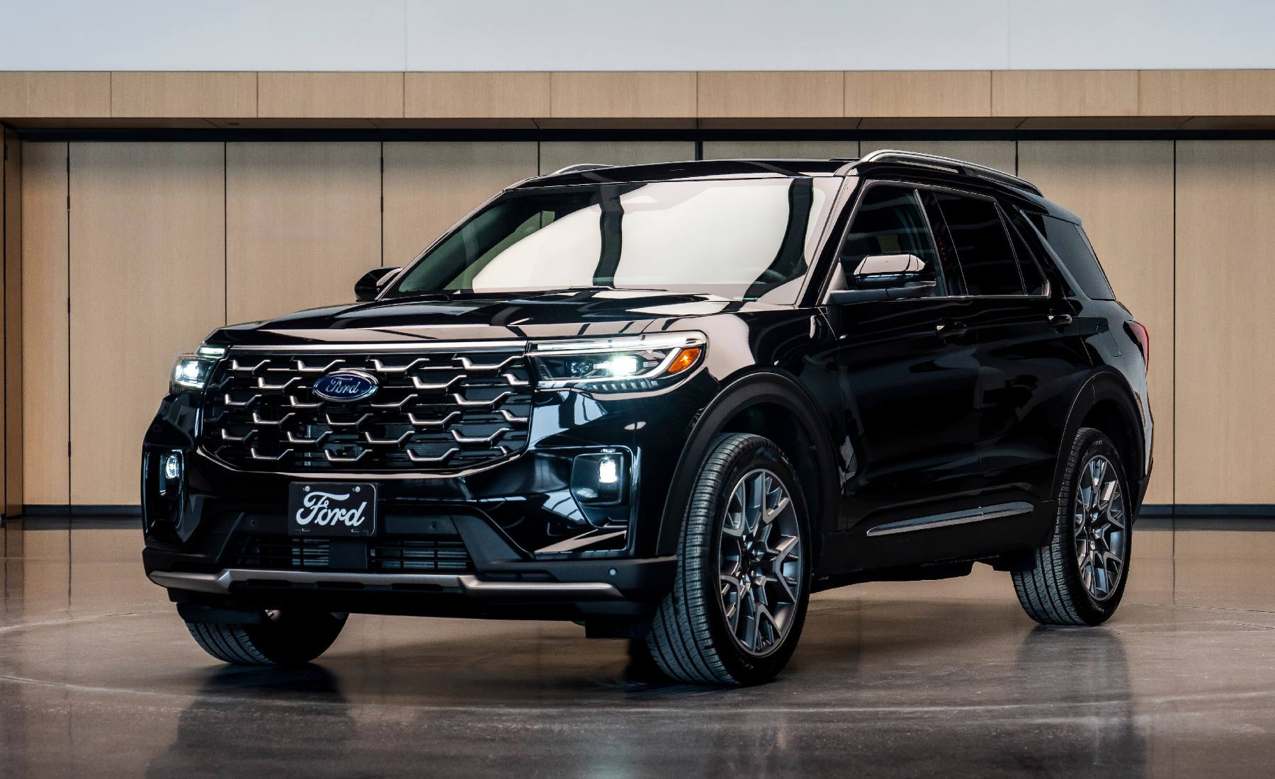 Ford Explorer Híbrido Papa León XIV