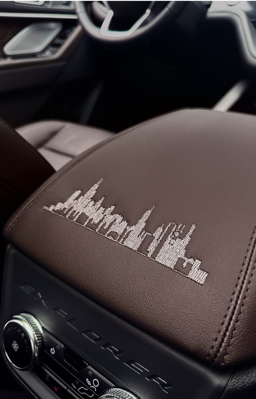 Ford Explorer Híbrido Papa León XIV