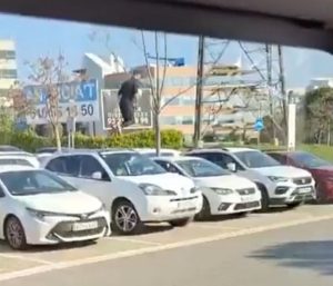 Joven aparcamiento Sant Cugat