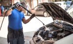 ¿Es buena idea lavar el motor del coche con una lanza de agua a presión? Esto es lo que puede pasar