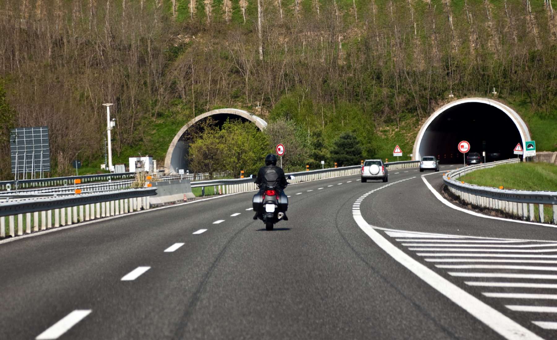 Andar en motocicleta por la autopista