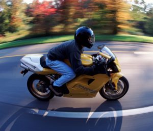 Moto superando el límite de velocidad