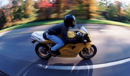 Moto superando el límite de velocidad