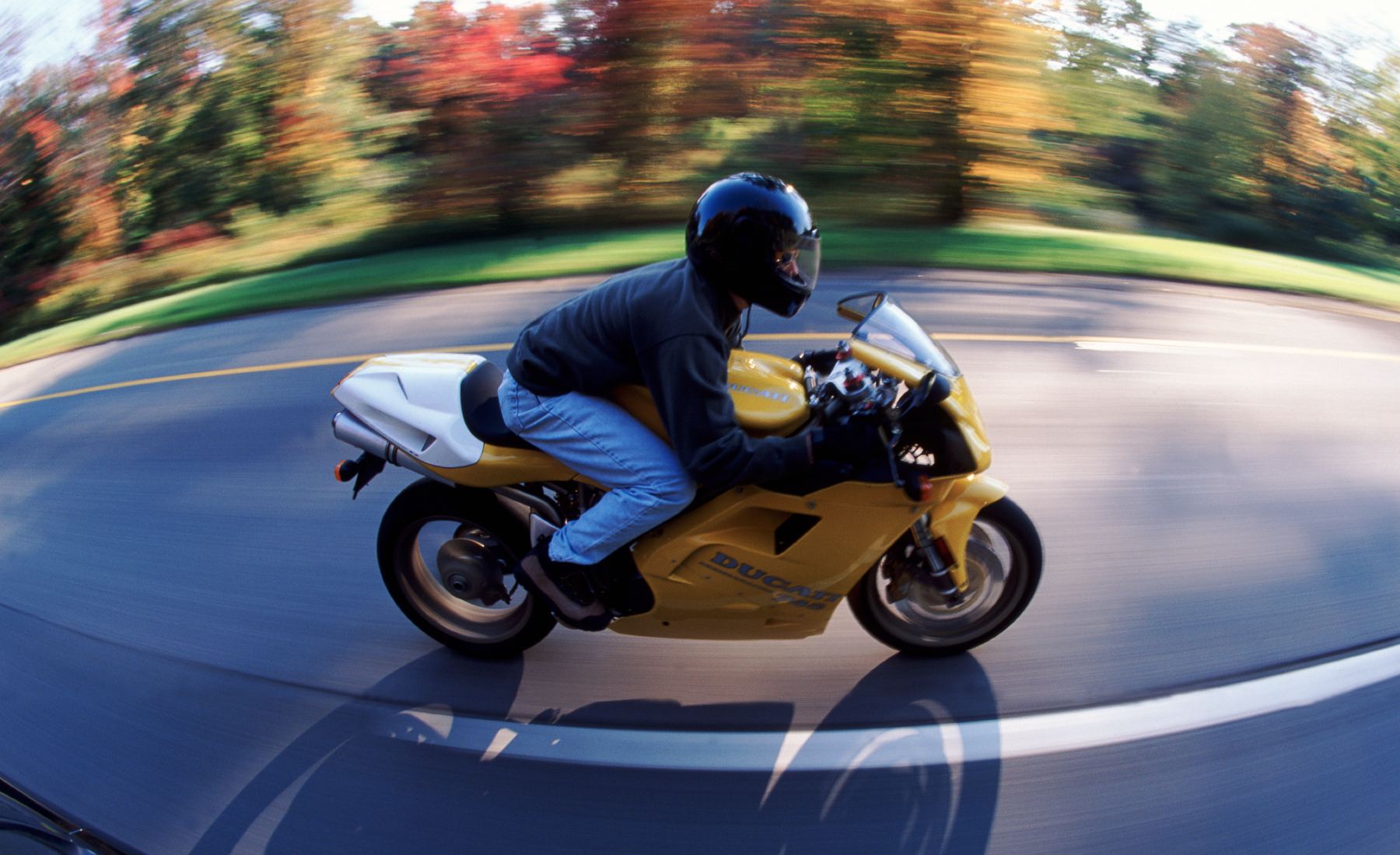 Moto superando el límite de velocidad