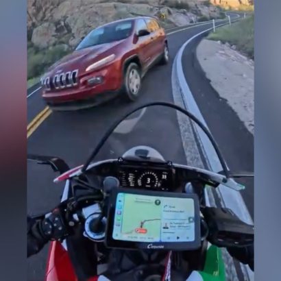 Un motorista se lleva un susto de muerte y persigue al coche hasta pararlo: el desenlace es puro cine