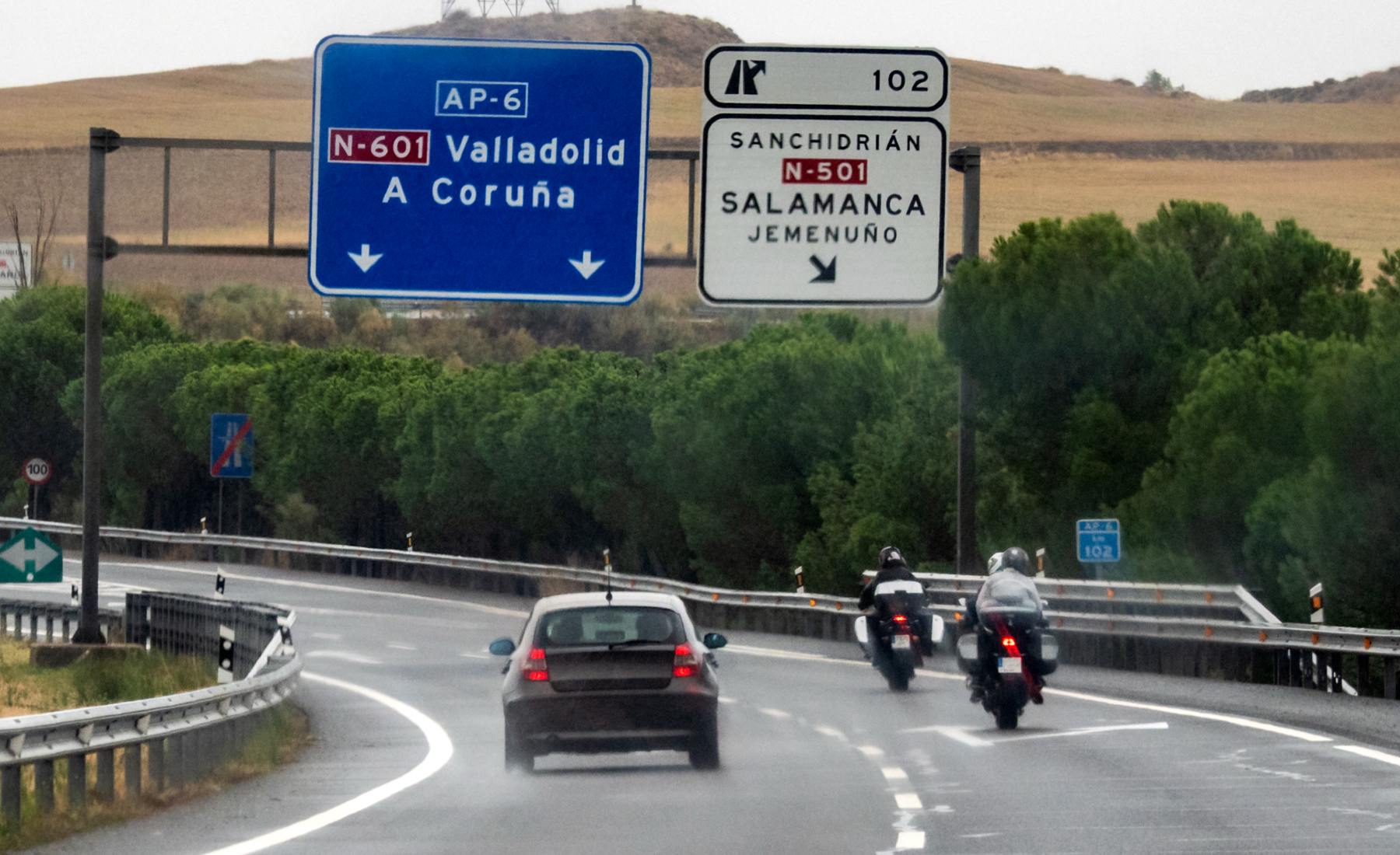 Motos circulando por autopista