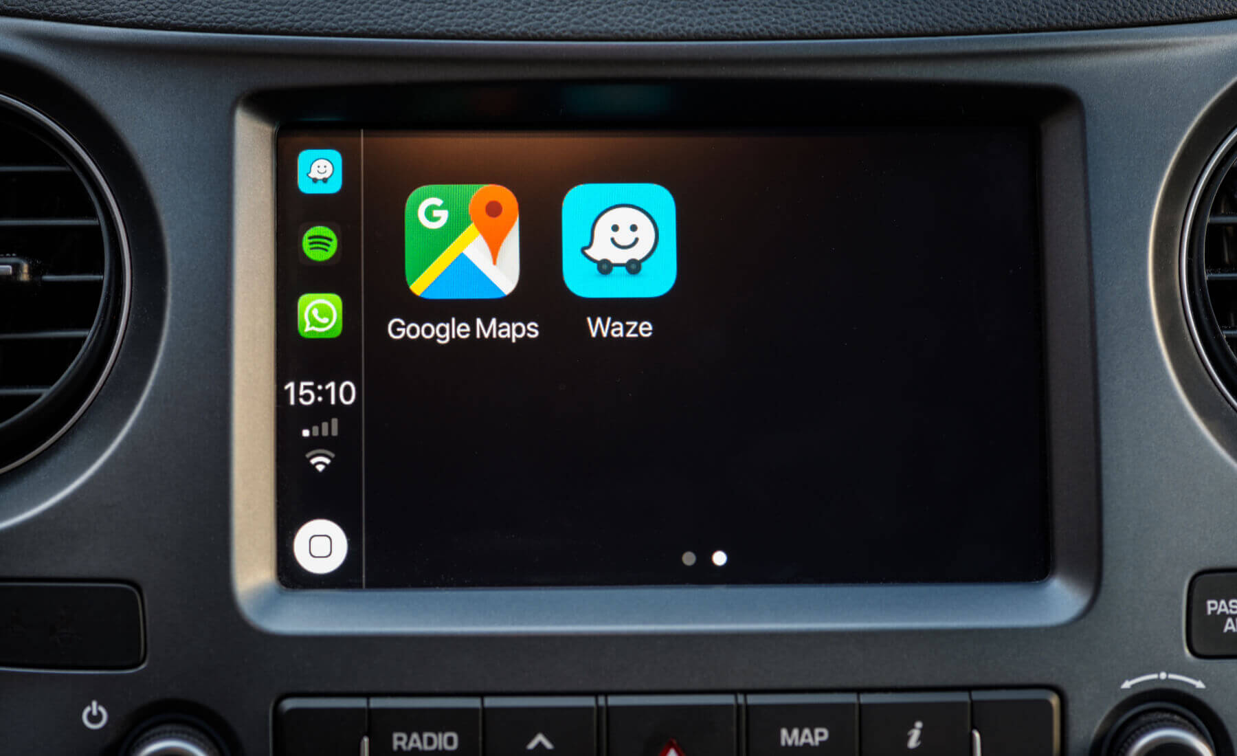 Pantalla del coche de Google Maps y Waze
