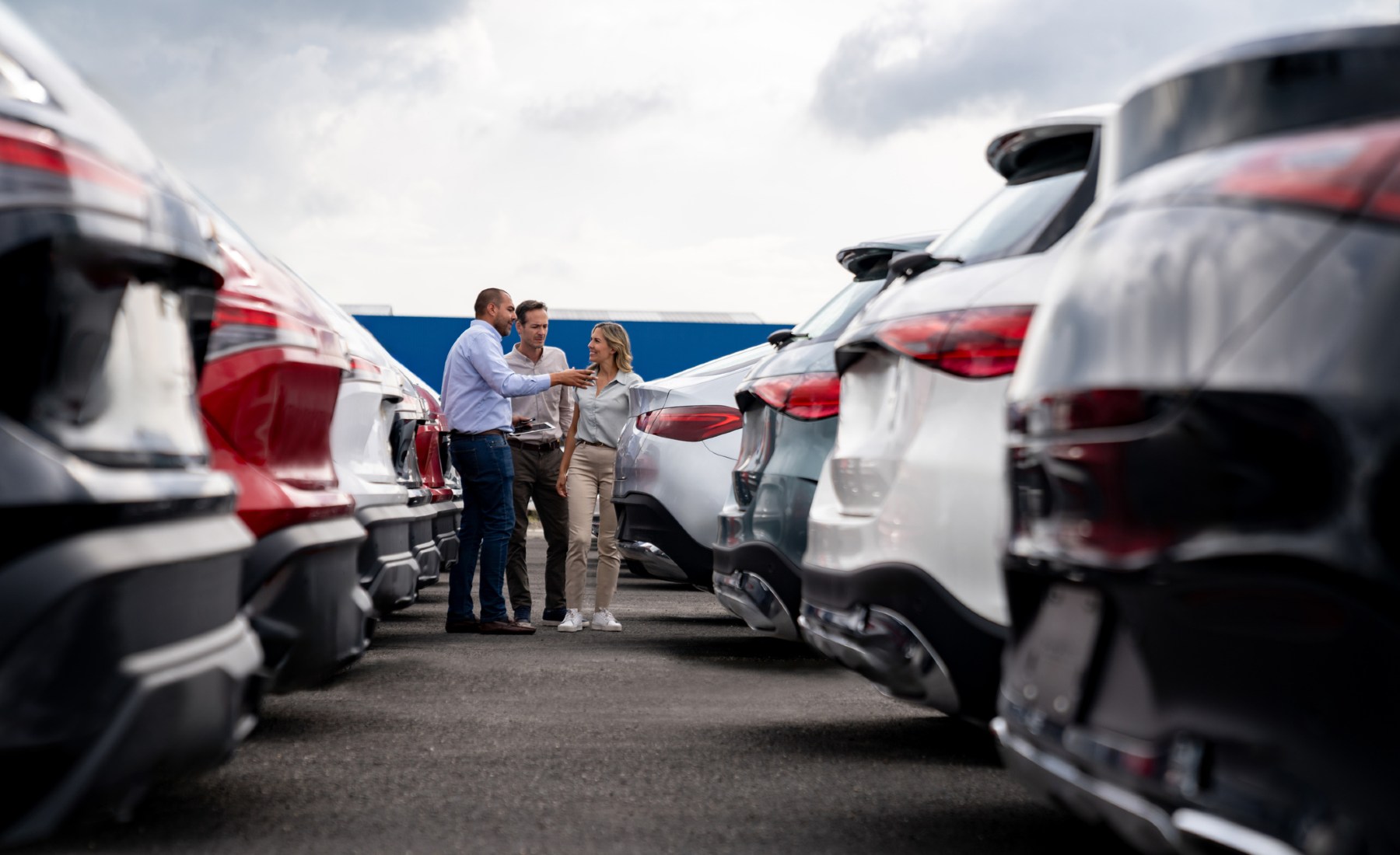Pareja eligiendo coche en el concesionario