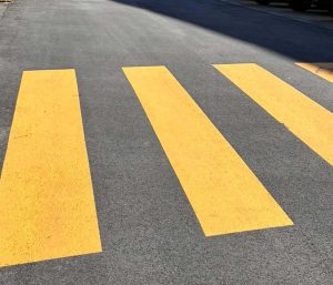 Paso de cebra líneas amarillas