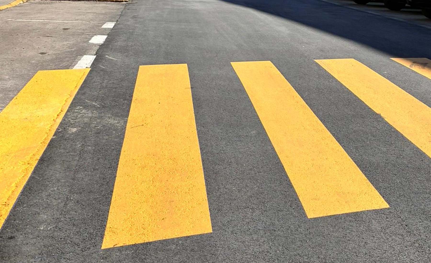 Paso de cebra líneas amarillas