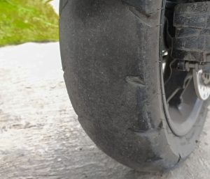 Rueda moto muy desgastada