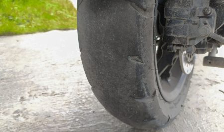 Rueda moto muy desgastada