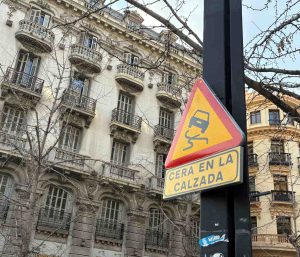 Señal cera en la calzada