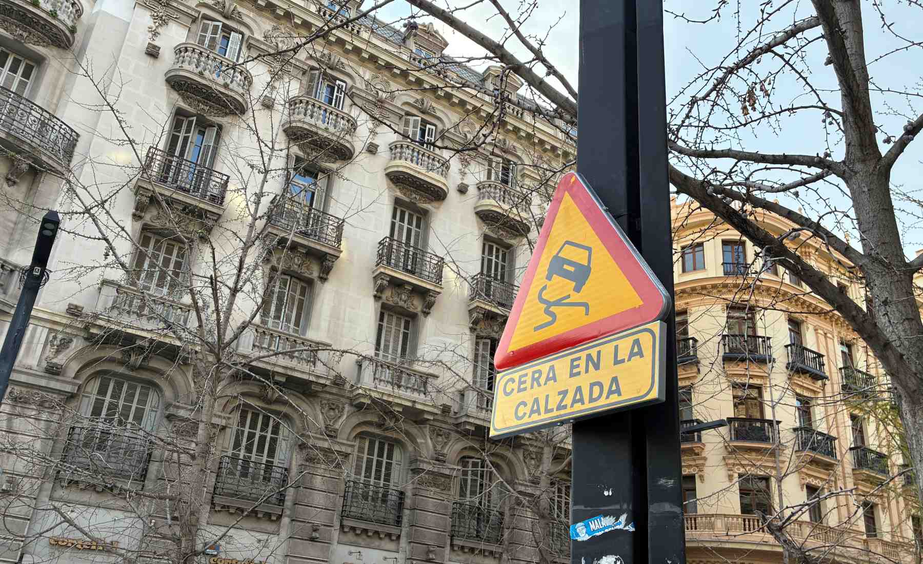 Señal cera en la calzada