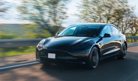 Tesla quiere que tu coche gane dinero mientras está aparcado: la promesa de Musk ya empieza a tomar forma