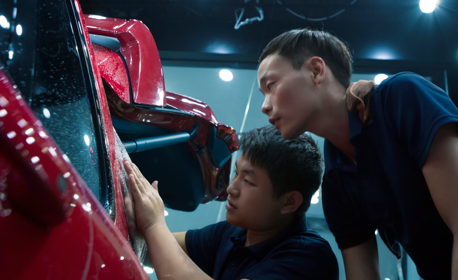 Trabajadores fábrica coches china