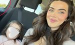 Violeta Mangriñán, criticada por la forma en que transporta a su hija en la parte trasera del vehículo