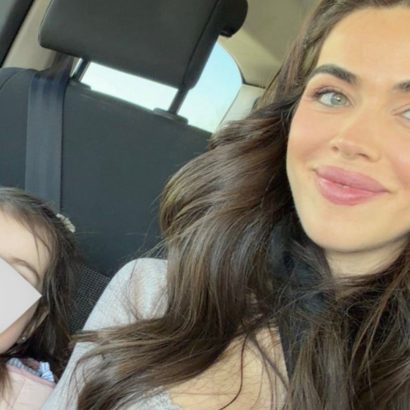 Violeta Mangriñán, criticada por la forma en que transporta a su hija en la parte trasera del vehículo