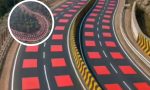Algo raro está pasando en esta carretera: estos misteriosos cuadrados rojos están desconcertando a los conductores