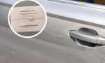 “En esta comunidad vive un hijo de…”: el cartel con un furioso mensaje que se ha viralizado porque le hicieron esto en su coche