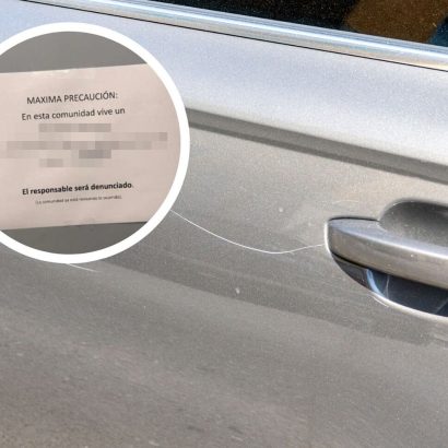 “En esta comunidad vive un hijo de...”: el cartel con un furioso mensaje que se ha viralizado porque le hicieron esto en su coche