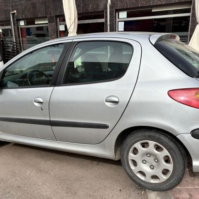 Iba caminando por Madrid y he visto este coche aparcado así: el conductor no lo sabe, pero podría recibir una multa de 200 euros