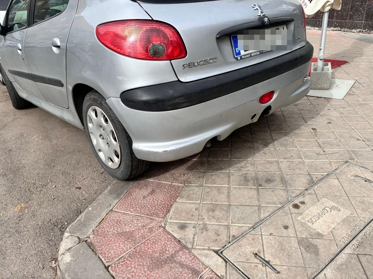 coche mal aparcado acera