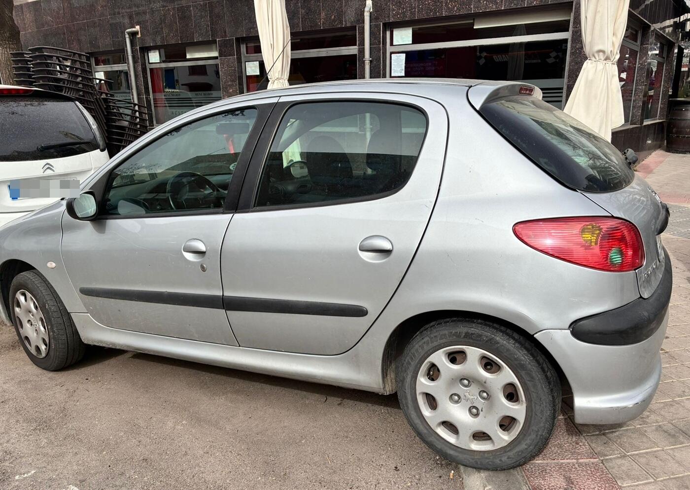 coche mal aparcado