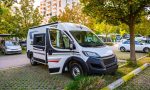 Dormir en el coche o en una cámper: ¿ha cambiado la DGT las normas?, ¿cónde pueden aparcar las autocaravanas ahora?