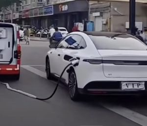 furgoneta recarga coche eléctrico