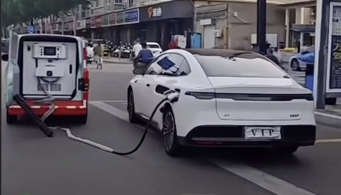 furgoneta recarga coche eléctrico