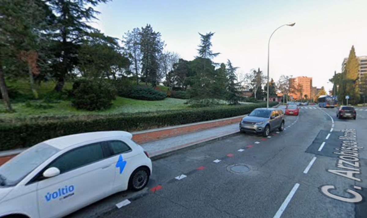 líneas blancas y rojas aparcamiento