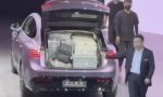 El portaequipajes de este coche chino se vuelve viral con toda la razón: empiezan a sacar maletas y mochilas y no paran