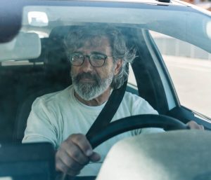 ¿La DGT prohibirá ir solo en el coche en 2026? El bulo que sigue circulando por las redes y algunos medios