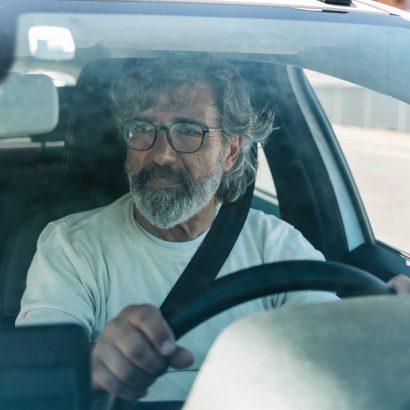 ¿La DGT prohibirá ir solo en el coche en 2026? El bulo que sigue circulando por las redes y algunos medios