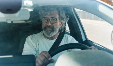 ¿La DGT prohibirá ir solo en el coche en 2026? El bulo que sigue circulando por las redes y algunos medios