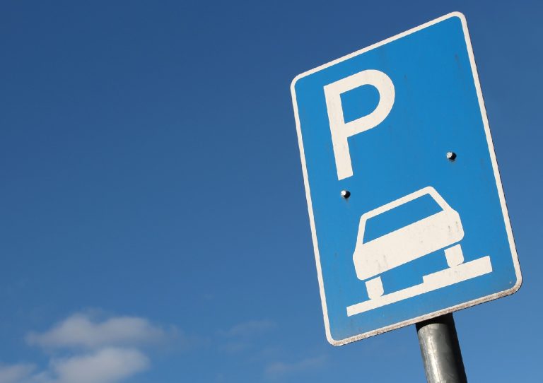 señal aparcamiento acera