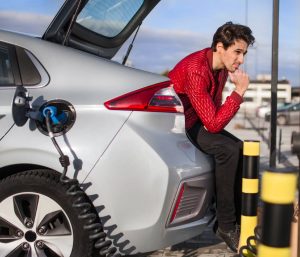 Aburrido carga coche eléctrico