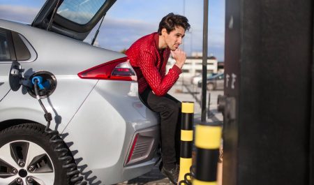 Aburrido carga coche eléctrico