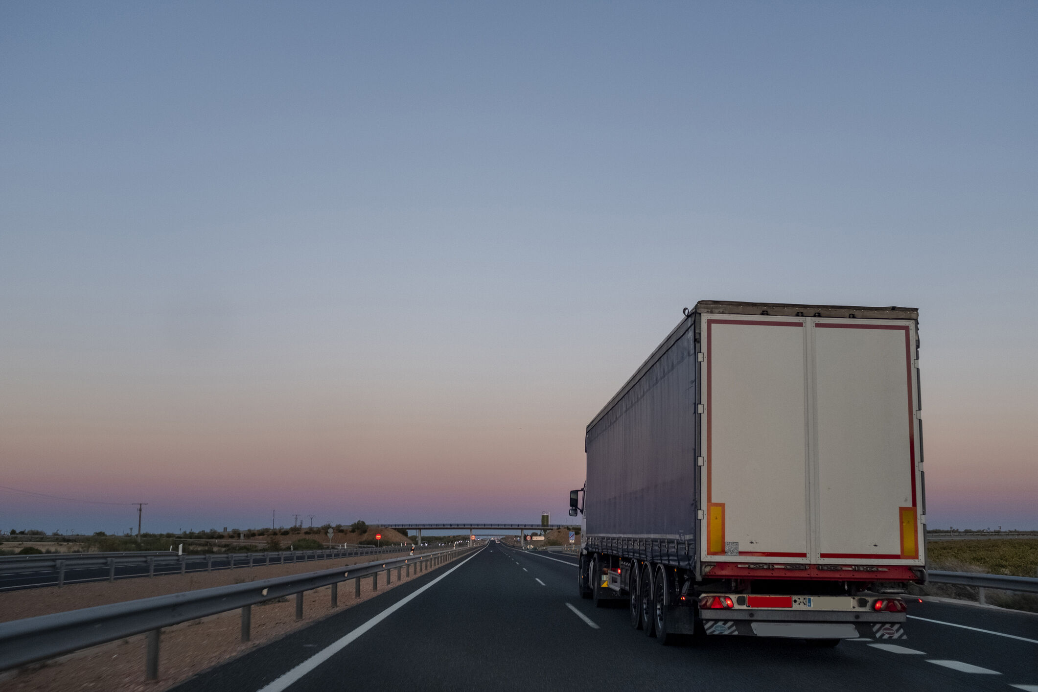 Camión cicrculando por una carretera